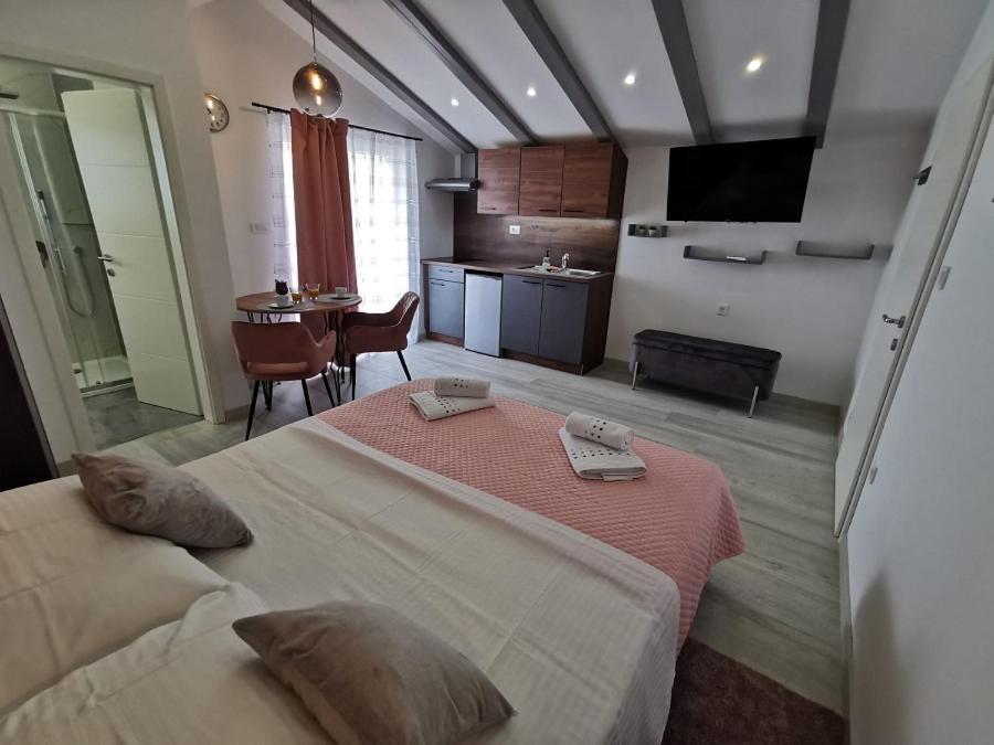New Nikolina 4 Star Lägenhet Mali Lošinj Exteriör bild