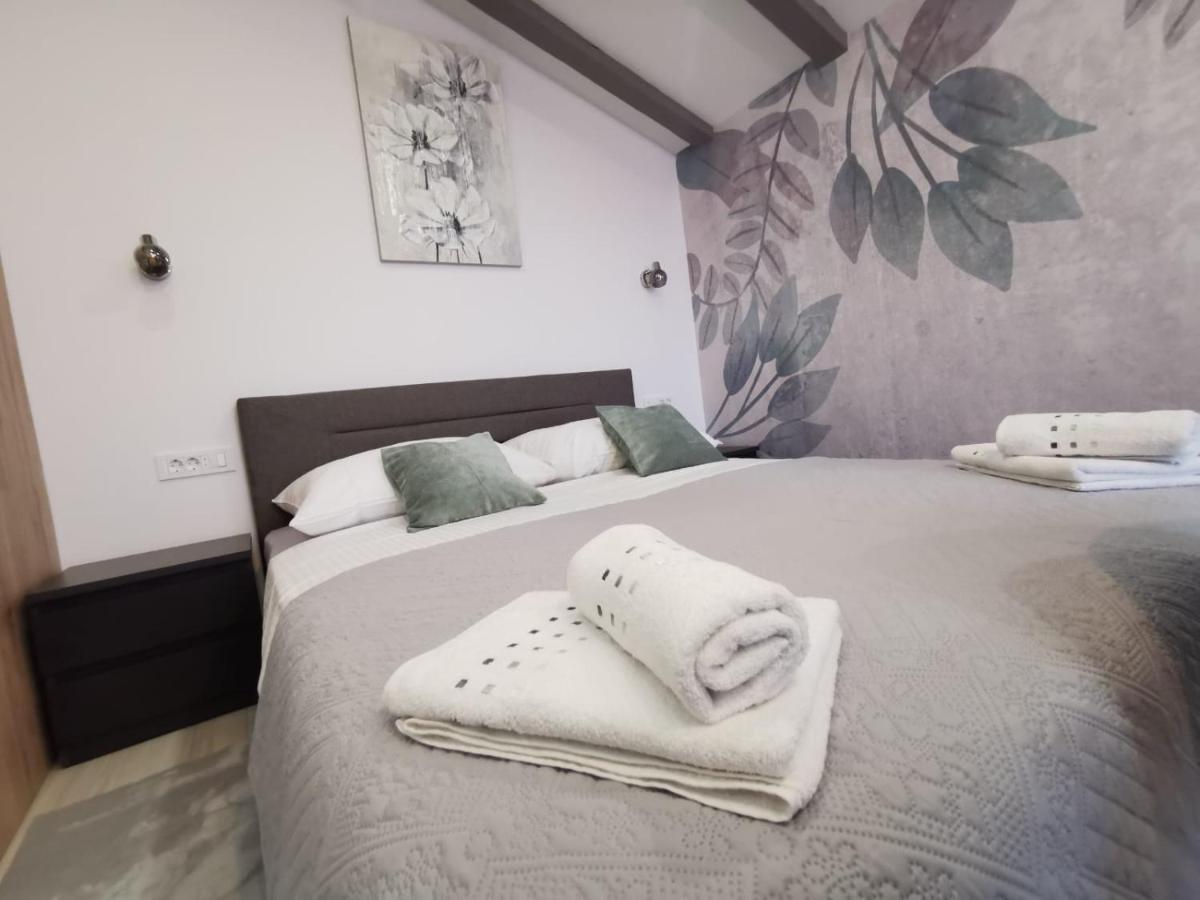 New Nikolina 4 Star Lägenhet Mali Lošinj Exteriör bild