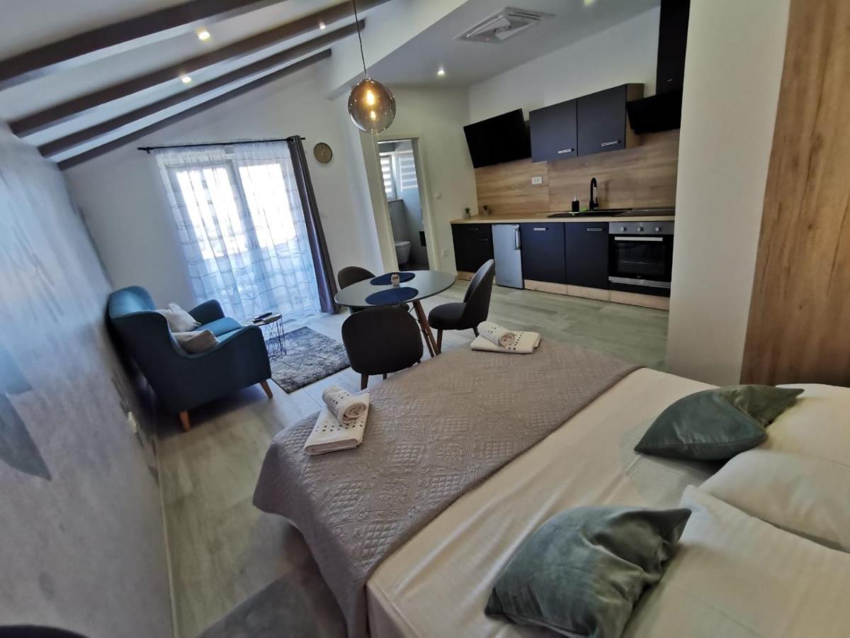 New Nikolina 4 Star Lägenhet Mali Lošinj Exteriör bild